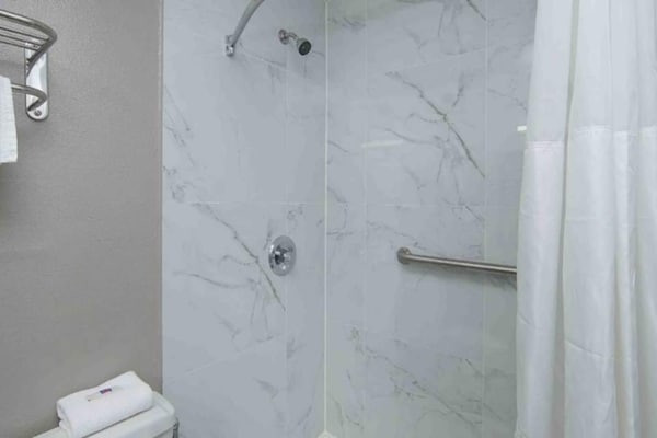 Foto van 1 kingsize bed | Rookvrij - Vakantiehuis in Fort Worth TX - BathRoom