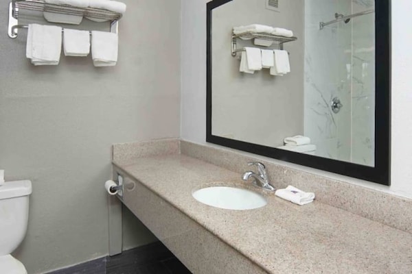 Foto van 1 kingsize bed | Rookvrij - Vakantiehuis in Fort Worth TX - BathRoom