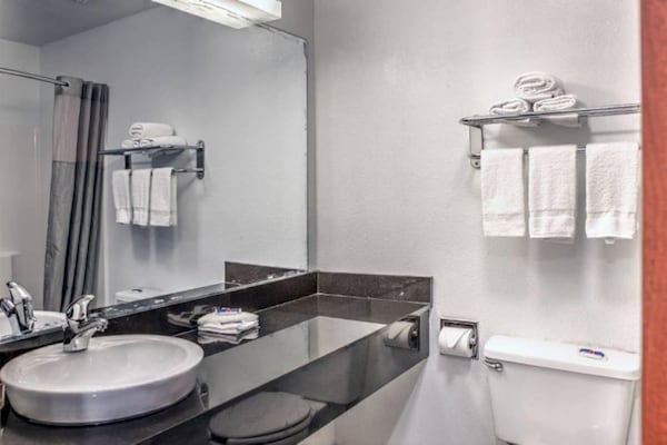 Foto van 1 kingsize bed | Badkuip met rolstoeltoegang, NSMK - BathRoom