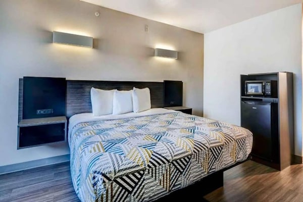 Foto van 1 kingsize bed | Rookvrij - Vakantiehuis in Balch Springs - BedRoom