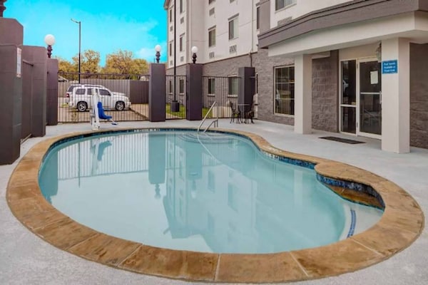Foto van 1 kingsize bed | Rookvrij - Vakantiehuis in Balch Springs - Pool