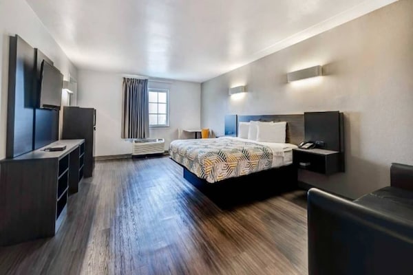 Foto van 1 kingsize bed | Rookvrij - Vakantiehuis in Balch Springs - BedRoom