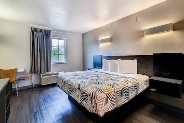 Foto van 1 kingsize bed | Rookvrij - Vakantiehuis in Balch Springs - BedRoom