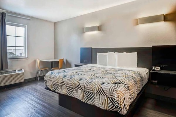 Foto van 1 kingsize bed | Rookvrij - Vakantiehuis in Balch Springs - BedRoom