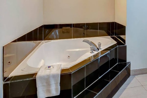 Foto van 1 kingsize bed | Rookvrij - Vakantiehuis in Balch Springs - BathRoom
