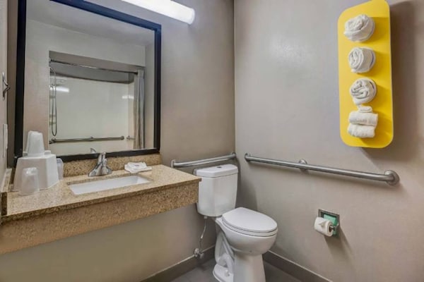 Foto van 1 kingsize bed | Rookvrij - Vakantiehuis in Balch Springs - BathRoom