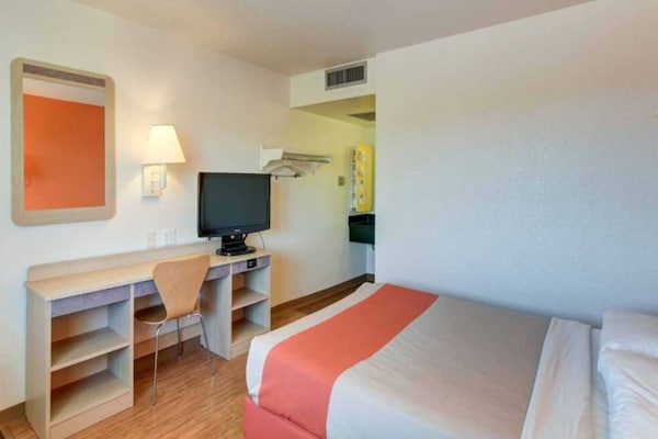 Foto van 1 tweepersoonsbed | Toegankelijk voor mindervaliden/badkuip/magnetron - BedRoom
