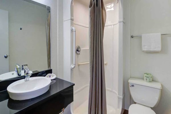 Foto van 1 tweepersoonsbed | Toegankelijk voor mindervaliden/badkuip/magnetron - BathRoom
