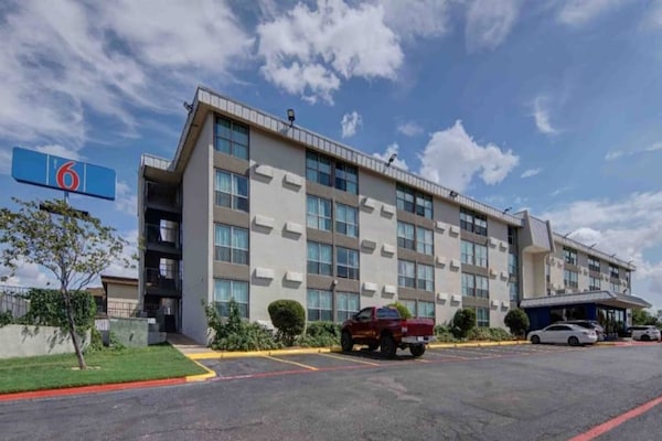 Foto van 1 kingsize bed | Roken toegestaan - Vakantiehuis in Fort Worth TX - ExteriorSummer