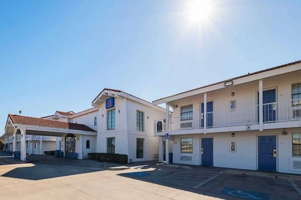 Foto van 1 kingsize bed | Roken toegestaan - Vakantiehuis in Grand Prairie - ExteriorSummer
