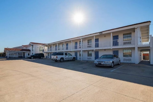 Foto van 1 kingsize bed | Roken toegestaan - Vakantiehuis in Grand Prairie - ExteriorSummer