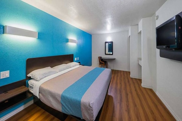Foto van 1 kingsize bed | Roken toegestaan - Vakantiehuis in Grand Prairie - BedRoom