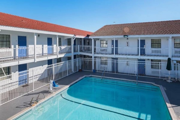Foto van 1 kingsize bed | Roken toegestaan - Vakantiehuis in Grand Prairie - Pool