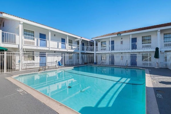 Foto van 1 kingsize bed | Roken toegestaan - Vakantiehuis in Grand Prairie - Pool