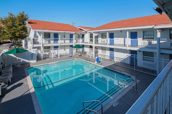 Foto van 1 kingsize bed | Roken toegestaan - Vakantiehuis in Grand Prairie - Pool
