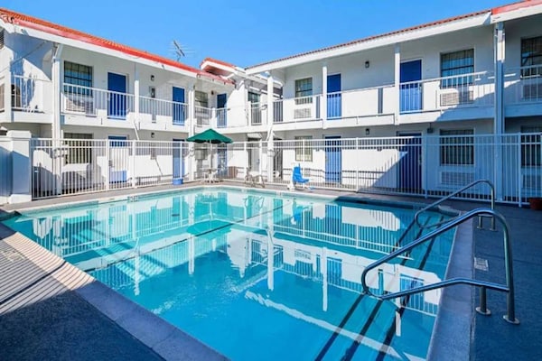 Foto van 1 kingsize bed | Roken toegestaan - Vakantiehuis in Grand Prairie - Pool
