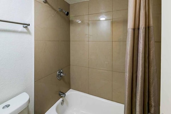 Foto van 1 kingsize bed | Roken toegestaan - Vakantiehuis in Grand Prairie - BathRoom