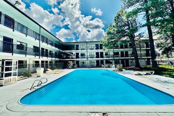 Foto van 1 tweepersoonsbed (Queensize) | Koelkast - Vakantiehuis in Flagstaff AZ - HotelSwimmingPool