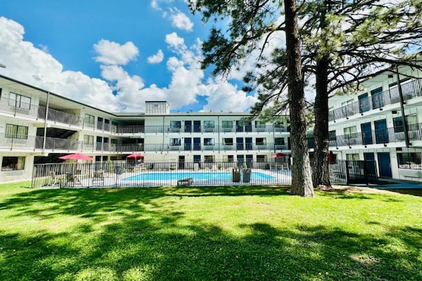 Foto van 1 tweepersoonsbed (Queensize) | Koelkast - Vakantiehuis in Flagstaff AZ - HotelSwimmingPool