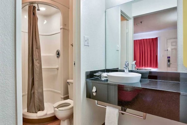 Foto van 1 tweepersoonsbed (Queensize) | Koelkast - Vakantiehuis in Flagstaff AZ - BathRoom