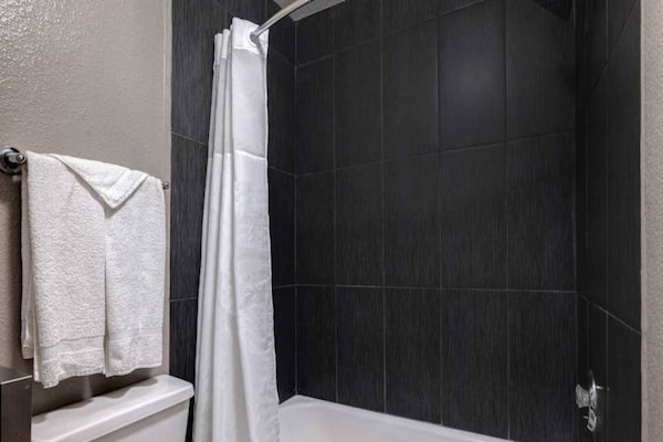 Foto van 1 kingsize bed | Suite, Nsmk, Micfridge - Vakantiehuis in Buttonwillow - BathRoom