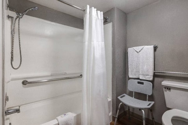 Foto van 1 kingsize bed | Suite, Nsmk, Micfridge - Vakantiehuis in Buttonwillow - Facilities