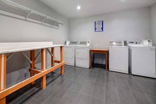 Foto van 1 kingsize bed | Suite, Nsmk, Micfridge - Vakantiehuis in Buttonwillow - Facilities