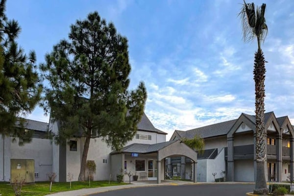 Foto van 1 kingsize bed | Suite, Nsmk, Micfridge - Vakantiehuis in Buttonwillow - ExteriorSummer