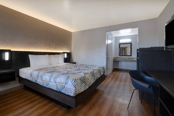 Foto van 1 kingsize bed | Suite, Nsmk, Micfridge - Vakantiehuis in Buttonwillow - BedRoom
