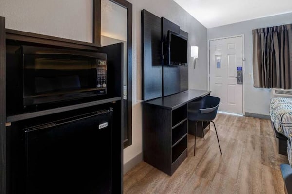 Foto van 1 kingsize bed | Suite, Nsmk, Micfridge - Vakantiehuis in Buttonwillow - BedRoom