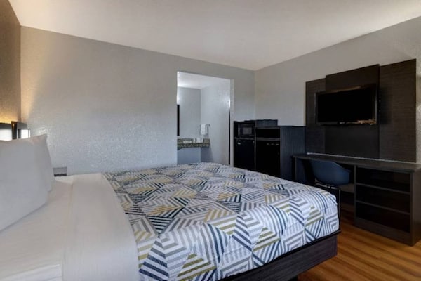 Foto van 1 kingsize bed | Suite, Nsmk, Micfridge - Vakantiehuis in Buttonwillow - BedRoom