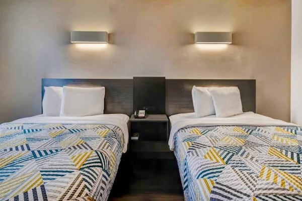 Foto van 1 kingsize bed - 2 queensize bedden - Vakantiehuis in Balch Springs - BedRoom
