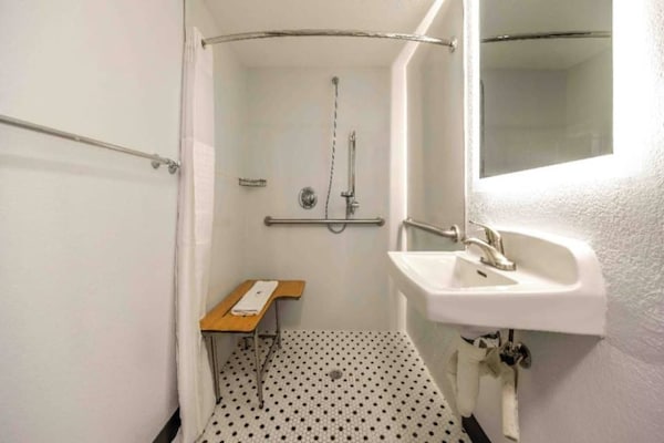Foto van 1 kingsize bed | Roken toegestaan | Fort Worth - Vakantiehuis in Fort Worth TX - BathRoom