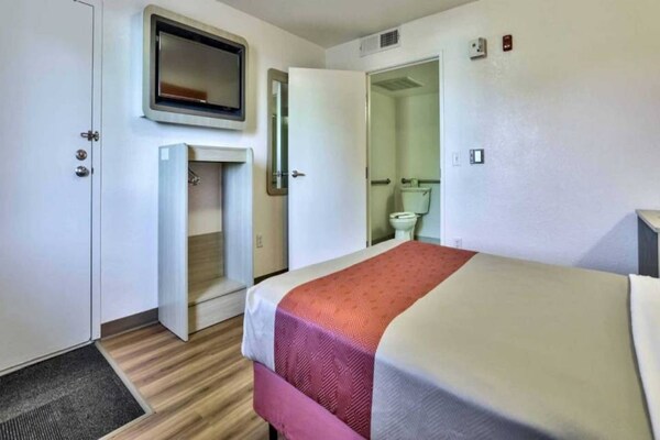 Foto van Queensize bed | GehooraccessiMicfridge - Vakantiehuis in Flaggstaff - BedRoom