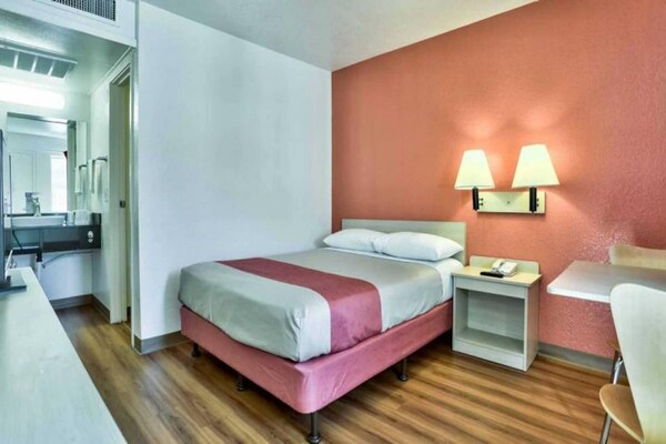 Foto van Queensize bed | GehooraccessiMicfridge - Vakantiehuis in Flaggstaff - BedRoom