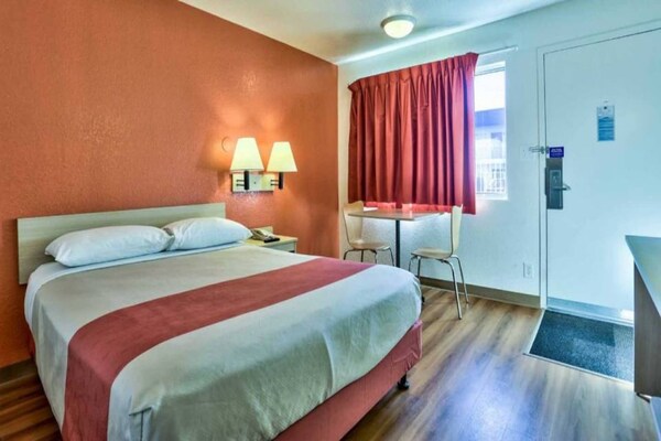 Foto van Queensize bed | GehooraccessiMicfridge - Vakantiehuis in Flaggstaff - BedRoom