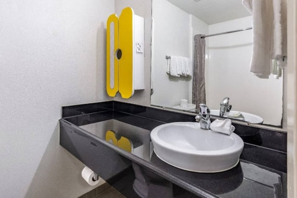 Foto van 1 tweepersoonsbed (Queensize) | Badkuip met mobiele toegang | Keuken (Nsmk) - Facilities
