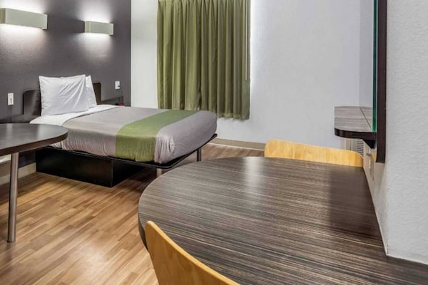 Foto van 1 tweepersoonsbed (Queensize) | Badkuip met mobiele toegang | Keuken (Nsmk) - BedRoom