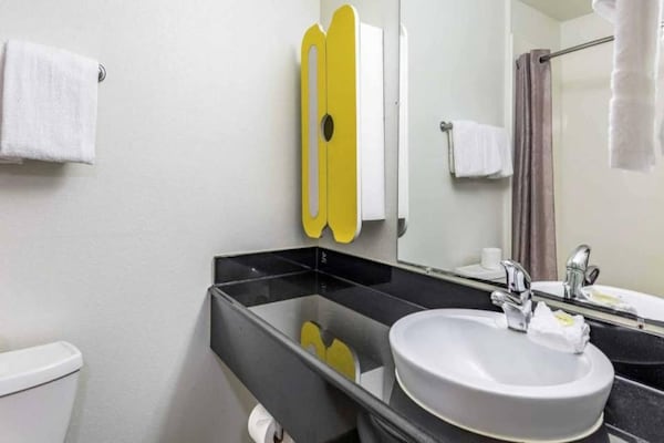 Foto van 1 tweepersoonsbed (Queensize) | Badkuip met mobiele toegang | Keuken (Nsmk) - BathRoom
