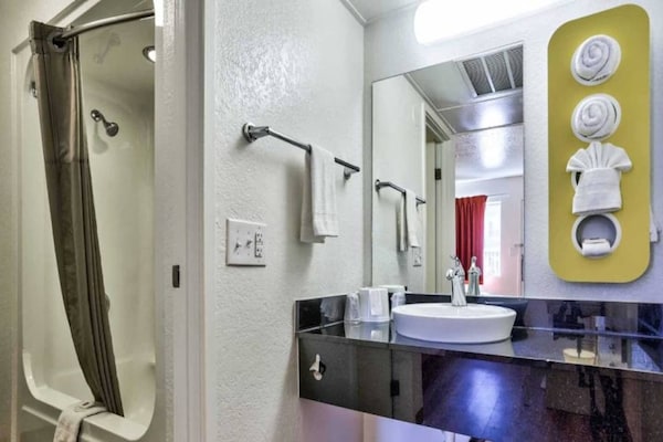 Foto van 1 tweepersoonsbed (Queensize) | Koelkast - Vakantiehuis in Flaggstaff - BathRoom