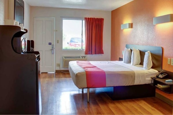 Foto van 1 kingsize bed | Toegankelijk voor mindervaliden | Badkuip, Nsmk - BedRoom