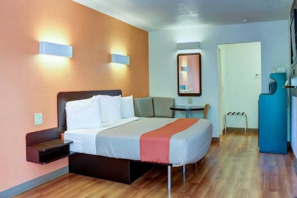 Foto van 1 kingsize bed | Toegankelijk voor mindervaliden | Badkuip, Nsmk - BedRoom