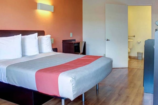 Foto van 1 kingsize bed | Toegankelijk voor mindervaliden | Badkuip, Nsmk - BedRoom