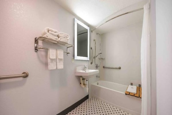 Foto van 1 tweepersoonsbed (queensize) | Roken toegestaan | Fort Worth - BathRoom
