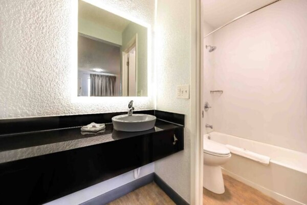 Foto van 1 tweepersoonsbed (queensize) | Roken toegestaan | Fort Worth - BathRoom