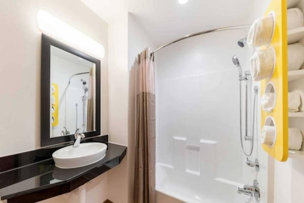 Foto van 1 tweepersoonsbed (Queensize) | Nsmk, minikoelkast - BathRoom