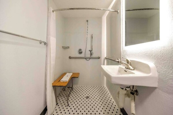 Foto van 1 kingsize bed | Rookvrij - Vakantiehuis in Fort Worth TX - BathRoom