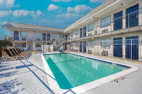 Foto van 1 kingsize bed | Rookvrij - Vakantiehuis in Fort Worth TX - Pool