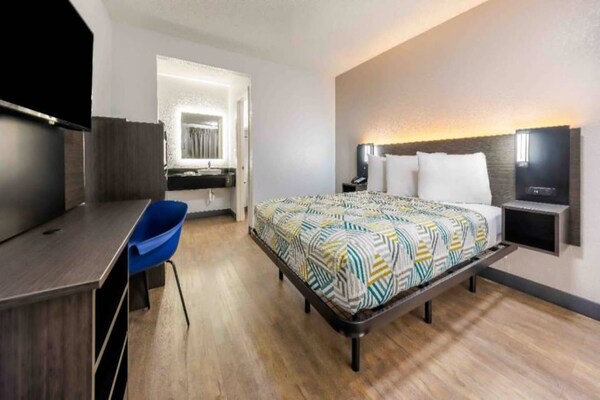 Foto van 1 kingsize bed | Rookvrij - Vakantiehuis in Fort Worth TX - BedRoom