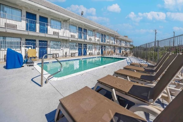 Foto van 1 kingsize bed | Rookvrij - Vakantiehuis in Fort Worth TX - Pool